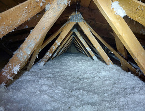 Zateplení stropu kulturního sálu pomocí foukané izolace